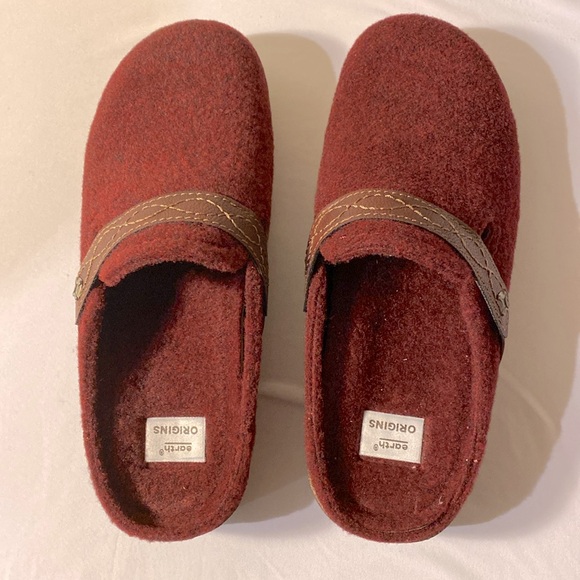 Earth Origins Aurora Janet Felt Slip-On Clog with Strap Merlot - Picture 4 of 5